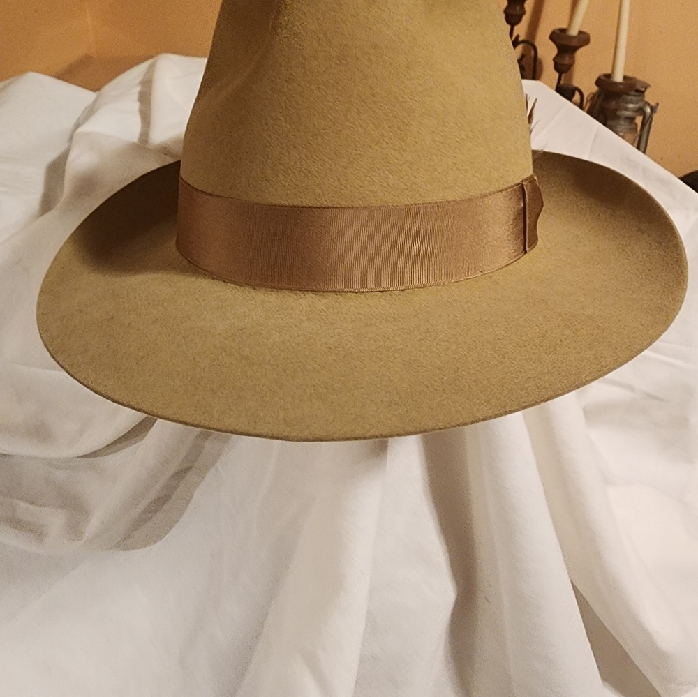 Mens Hat Tan color preowned size 7 1/2 with Hat Box